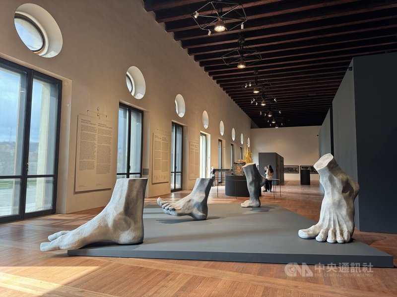 布拉格城堡近期推出「記憶的碎片：聖維特大教堂珍寶展」，除了展出聖維特大教堂內的珍貴文物，也結合當代藝術作品。圖為展場中巨型的灰色腳雕塑「驅逐」。中央社記者劉郁葶布拉格攝 115年4月1日