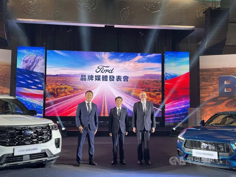 福特六和1日下午舉行品牌發布會，並揭示美製車在台布局戰略，圖中為福特六和總經理陳文芳，右為美國在台協會（AIT）處長谷立言，左為福特六和營銷服務處副總經理黃品森。中央社記者鍾榮峰攝 115年4月1日