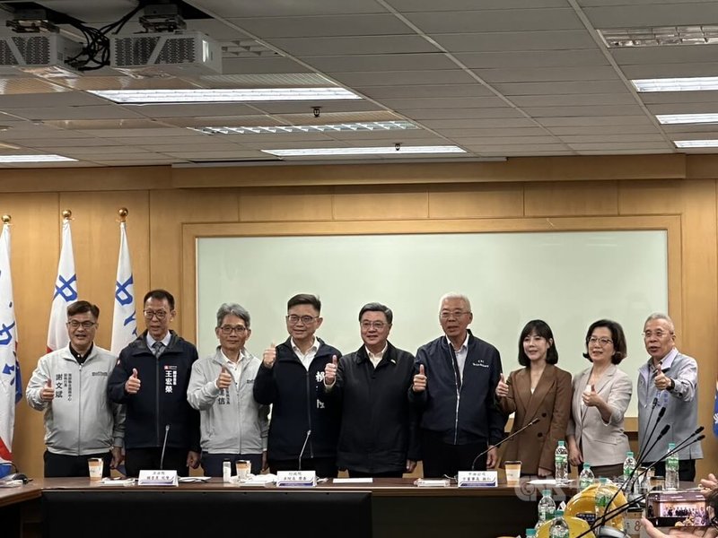 行政院長卓榮泰（中）1日視察中油林園石化廠，了解中油針對平穩塑膠原料供應的作法，中油董事長方振仁（右4）、經濟部次長賴建信（左3）等人陪同。中央社記者林巧璉攝　115年4月1日