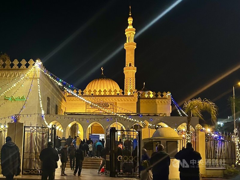 受美伊戰爭影響，全球能源陷入短缺危機。埃及總理已於3月18日宣布，自3月28日開始，全國所有餐廳、商店提早於晚間9點打烊，並減少戶外照明。圖為開羅一間清真寺在夜晚照明中熠熠生輝。圖攝於3月22日。中央社記者施婉清開羅攝　115年4月1日