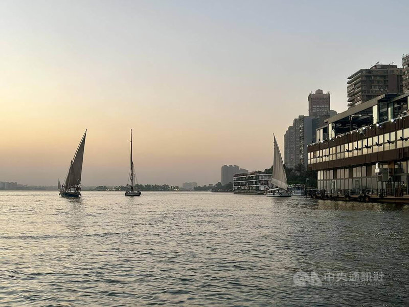 埃及是觀光大國，大批外籍遊客前來埃及觀賞各式文物古蹟，以及搭乘河輪遊覽尼羅河風光。圖為開羅市區尼羅河上景色。中央社記者施婉清開羅攝 115年4月1日