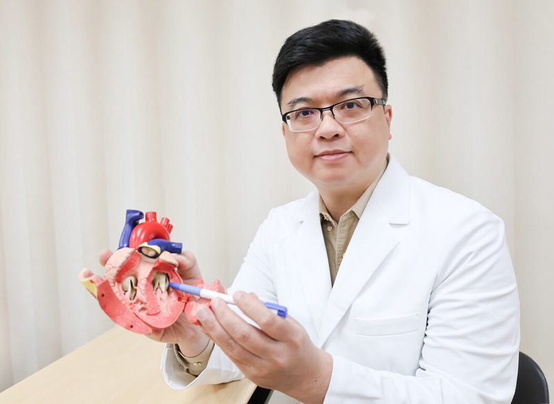 國泰醫院心血管中心心臟內科主治醫師蘇彥伯（圖）1日指出，「二尖瓣逆流」是高齡者常見的退化性瓣膜疾病之一，千萬不可輕忽，這類病變若未妥善處理，將顯著增加心衰竭住院率及死亡風險。（國泰醫院提供）中央社記者陳婕翎傳真　115年4月1日