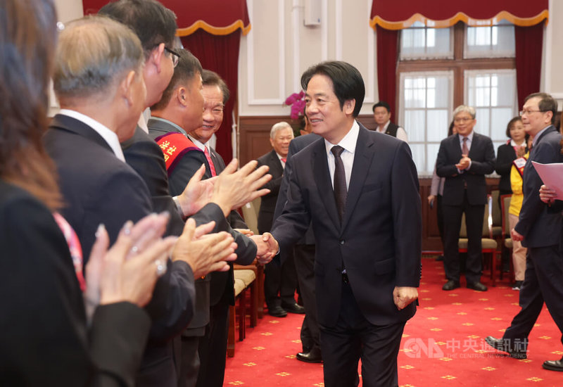 總統賴清德（前中）1日下午在總統府接見社團法人國際生命線台灣總會理監事及「珍愛生命線」首屆十大生命救援獎獲獎人，逐一向與會來賓握手致意。中央社記者裴禛攝　115年4月1日