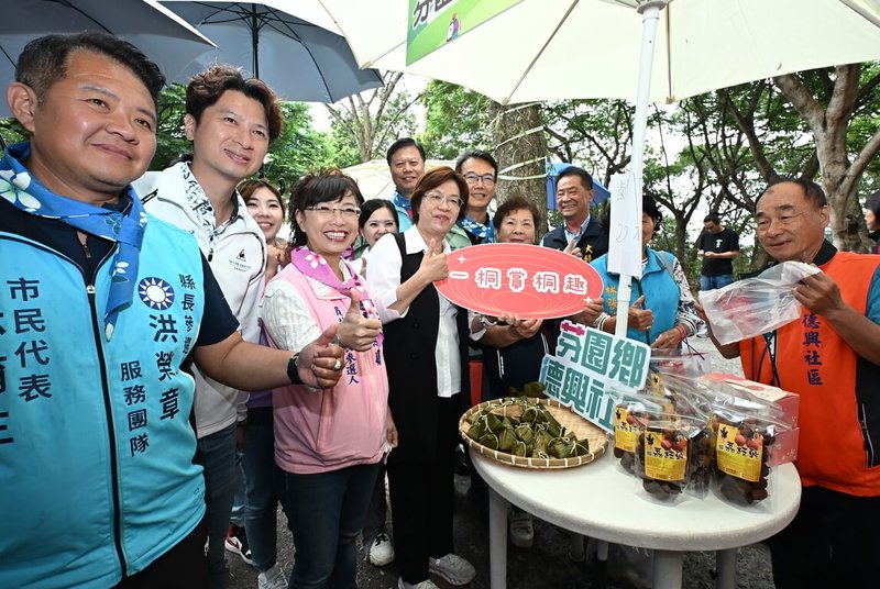 彰化縣政府攜手客家委員會，將自18日起至5月3日舉辦「2026桐花祭～美好彰化幸福桐遊」系列活動，彰化縣長王惠美（前左4）等人1日出席宣傳記者會，邀請民眾到八卦山脈賞桐花、體驗客庄文化。（彰化縣政府提供）中央社記者鄭維真傳真 115年4月1日