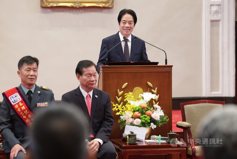 總統賴清德（後右）1日下午在總統府接見社團法人國際生命線台灣總會理監事及「珍愛生命線」第1屆十大生命救援獎獲獎人，致詞時感謝生命線夥伴投入生命守護及救援工作，向眾人致上最深的敬意和感謝。中央社記者裴禛攝　115年4月1日