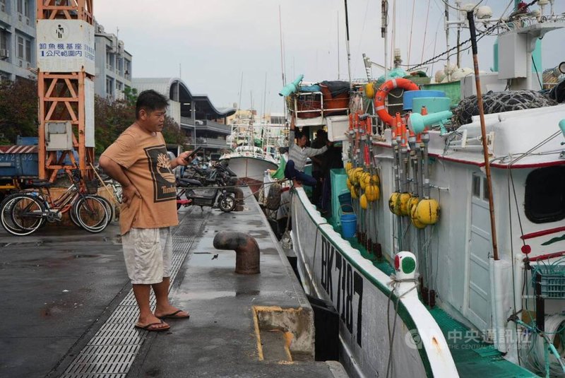 屏東東港籍漁船「崑發成7號」通報捕獲屏東第一鮪，因實際捕獲時間為屏東縣政府規定日期的前一晚，遭判定資格不符。船長陳盈彥（前）1日受訪時認為，公告不夠清楚。中央社記者黃郁菁攝　115年4月1日