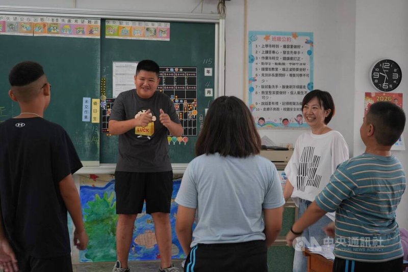 兒童節即將到來，屏東縣東港鎮大潭國小1日特別以台語闖關遊戲來慶祝，其中「比跤畫手」是讓學童用台語猜字謎，不少學生展現流利台語口說能力。中央社記者黃郁菁攝　115年4月1日