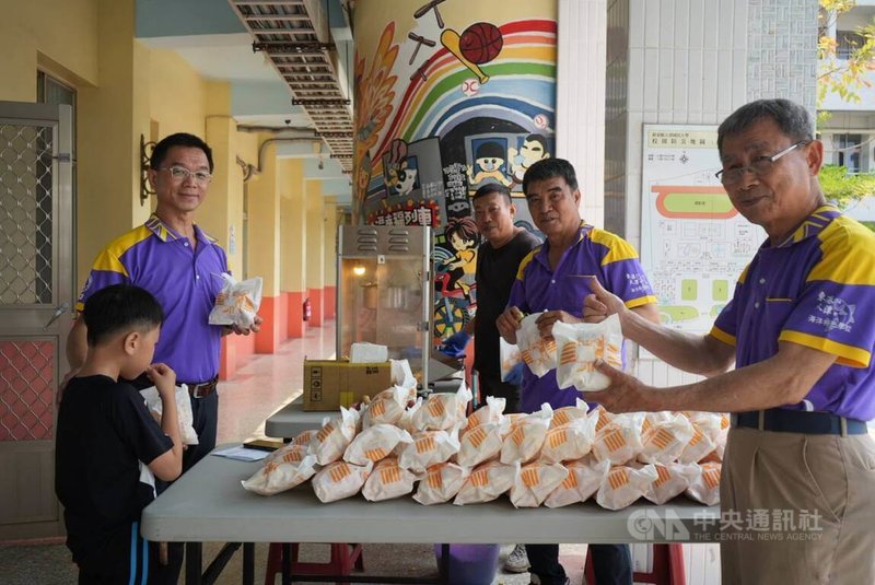 屏東縣東港鎮大潭國小今年以台語闖關遊戲與手作課程慶祝兒童節，校長趙錫清（後左）1日表示，有志工特別贊助現作爆米花，讓學生樂不可支。中央社記者黃郁菁攝　115年4月1日