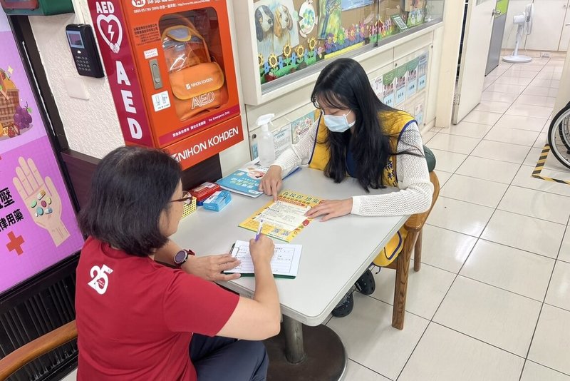 高雄市青年局公布2026年「大專青年學生公部門暑期工讀計畫」，此次有29個市府局處釋出379個名額。圖為2025年參加暑期工讀的學生，在楠梓區衛生所內協助民眾辦理食品業者登錄作業。（高雄市青年局提供）中央社記者林巧璉傳真　115年4月1日