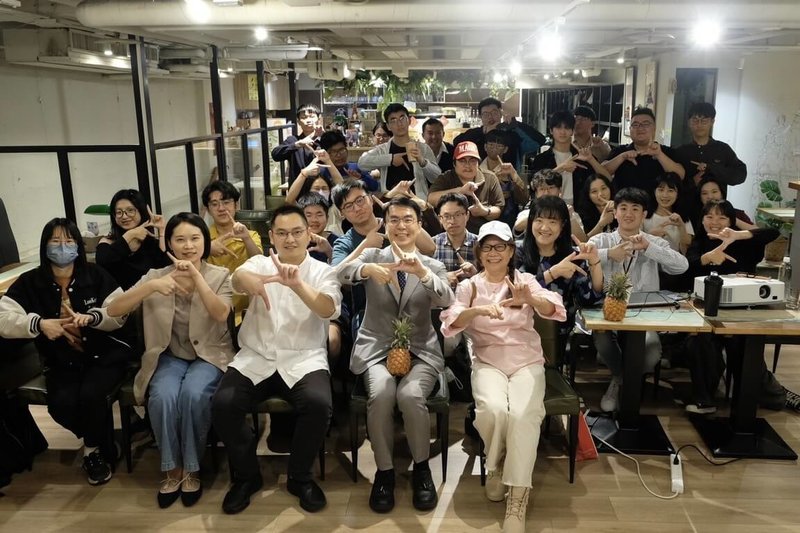民進黨1日指出，青年部舉辦的「週二熬民主」系列講座啟動縣市首長巡迴場次，昨晚首場邀請到民進黨南投縣長參選人温世政與青年分享他對於故鄉南投的未來。（民進黨提供）中央社記者葉素萍傳真　115年4月1日