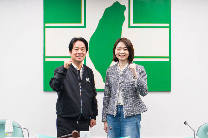 民進黨中央黨部發言人韓瑩（右）參選今年底的宜蘭市長，兼任民進黨主席的總統賴清德（左）1日在民進黨中常會上為她加油。（民進黨提供）中央社記者葉素萍傳真　115年4月1日