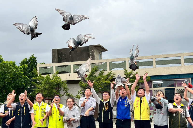 台南市學甲區公所與地方社團，1日舉辦2026台南鴿笭文化季記者會及推廣活動，現場示範放飛背負木笭的鴿子。（學甲區公所提供）中央社記者楊思瑞傳真　115年4月1日