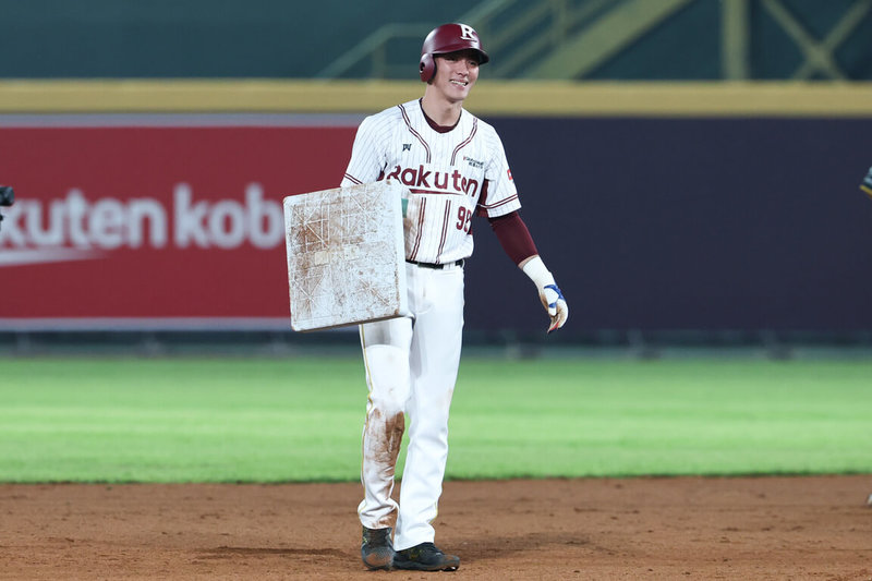 中華職棒樂天桃猿隊3月31日例行賽交手台鋼雄鷹隊，桃猿野手陳晨威（圖）達成生涯200盜里程碑，特別拔下壘包留作紀念。（樂天桃猿隊提供）中央社記者蘇志畬傳真　115年4月1日