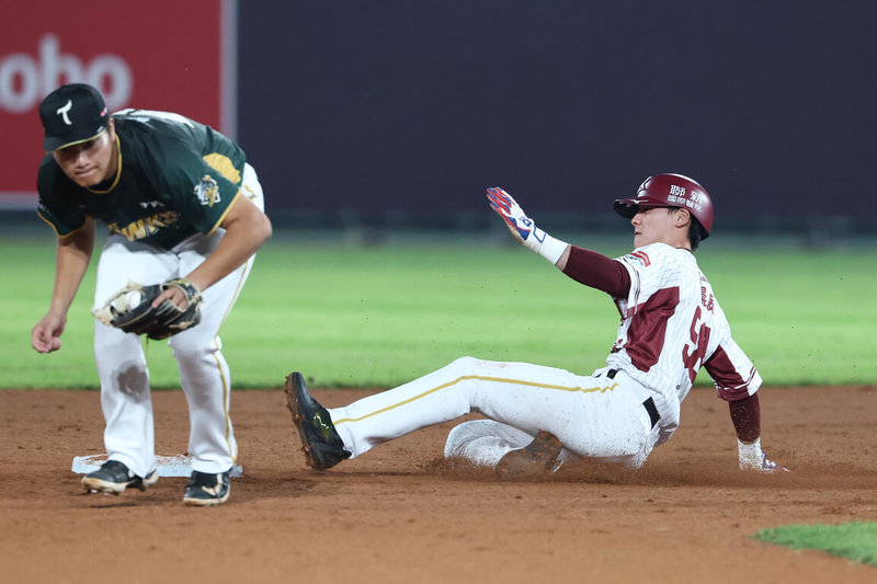 中華職棒樂天桃猿隊3月31日在桃園棒球場交手台鋼雄鷹隊，桃猿外野手陳晨威（右）4局成功盜上二壘，也達成生涯200盜里程碑。（樂天桃猿隊提供）中央社記者蘇志畬傳真　115年4月1日