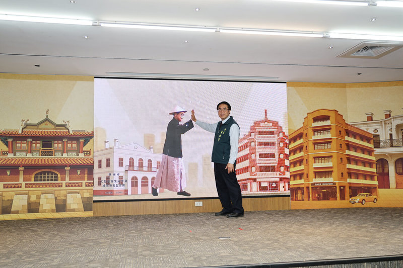 台南市政府1日發表「台南市文化內容生成平台」，以近萬張老照片作為訓練基礎，跨單位合作建置專屬AI模型，強化影像生成時的在地辨識度。圖為台南市長黃偉哲。（台南市政府提供）中央社記者張榮祥台南傳真　115年4月1日