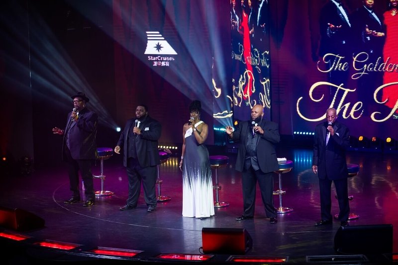 成軍超過70年的美國派特斯合唱團（The Platters）日前登上郵輪表演，團長老斯托瓦爾（Stovall Sr. Mose Edward）（左起）和蘭伯特（Lambert Jamarius Delvonte）、戴維絲（Davis Deneen）、小斯托瓦爾（Stovall Jr. Mose Edward）、格林（Green Kim Leo）同台傳唱名曲Only You，他們說這首歌唱不膩。（麗星郵輪提供）中央社記者洪素津傳真　115年4月1日