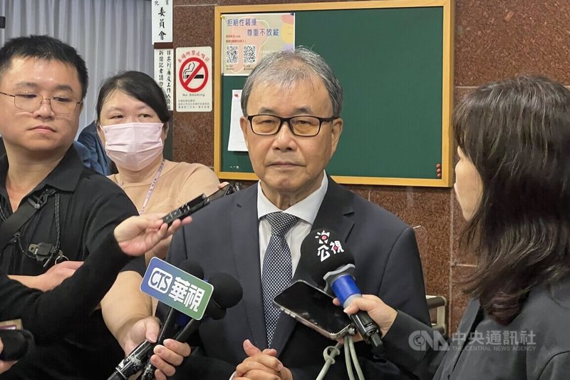 教育部長鄭英耀（中）1日到立法院教育及文化委員會報告業務概況，會前接受媒體聯訪，被問及校事會議修法議題。中央社記者陳至中台北攝　115年4月1日