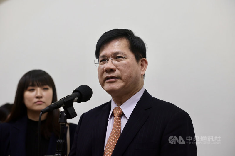 韓國電子入境卡爭議，韓國擬刪出發地及目的地欄位，且不只針對台灣旅客。外交部長林佳龍（右）1日在立法院受訪表示，台灣方已收到韓國政府說明，韓方期盼能給予時間修改電子入境資料，因此台灣方會先暫緩調整台灣電子入國登記表，給韓方一些時間。中央社記者王飛華攝　115年4月1日