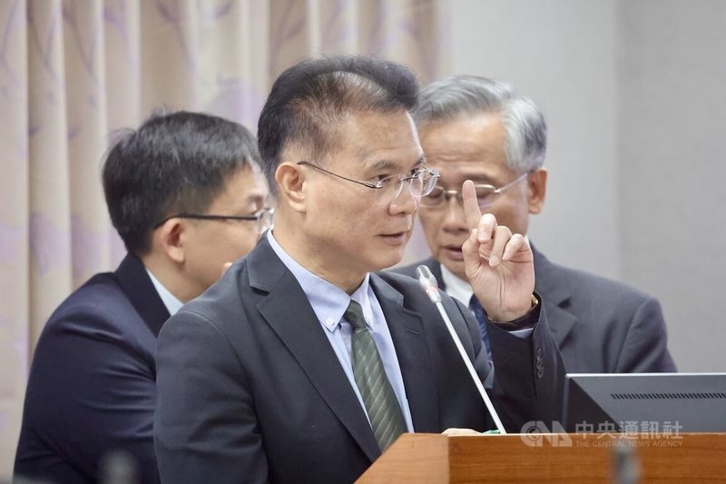 多名國民黨立委提出刪除兄弟姊妹特留分規定的民法修法版本。法務部表示，贊同修法方向，但為求法制完善，建議考量不同個案情況適用的公平性，採取相關配套較為周全。圖為法務部政務次長黃謀信（前）1日列席立法院司法及法制委員會。中央社記者王飛華攝　115年4月1日