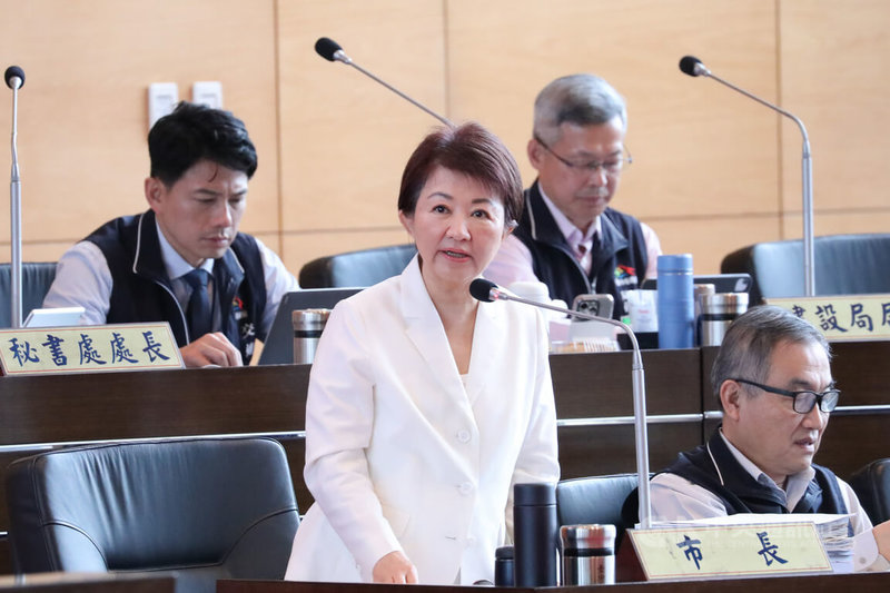 台中市議會1日召開定期會進行專案報告，市長盧秀燕（前左）列席備詢。中央社記者趙麗妍攝　115年4月1日