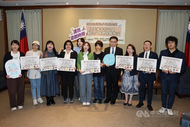 民進黨立委張雅琳（右6）1日攜手同黨立委賴瑞隆（右4）、王美惠（左4）、沈伯洋（右）、伍麗華（左3）、李坤城（右2）等人，與民團「還我特色公園行動聯盟」及兒少代表等同台，共同呼籲推動「兒少休憩保障專法」，盼從制度面保障兒童遊戲與休憩權利。中央社記者郭日曉攝　115年4月1日