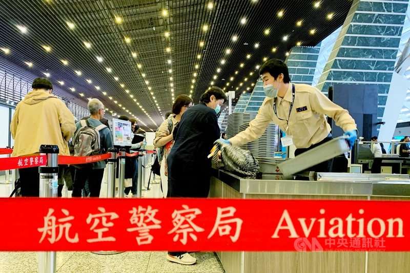 清明連假疏運期即將登場，航警局1日呼籲出境旅客，行動電源、打火機、電子煙及藍牙耳機勿託運，隨身行李攜帶液體量不得超過100毫升，以加速安檢作業。中央社記者吳睿騏桃園機場攝　115年4月1日