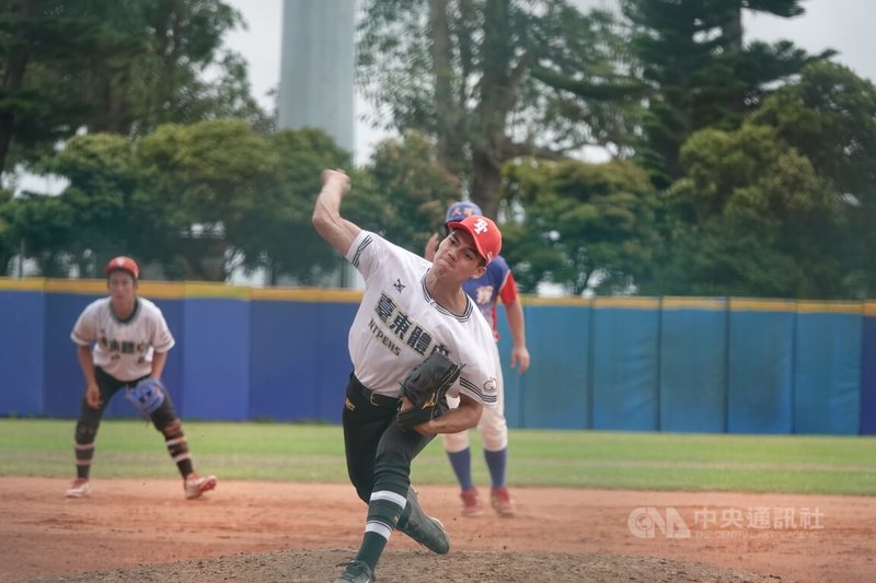 2026年U18東岸聯盟棒球錦標賽台東體中白隊1日預賽擊敗大理高中，東體白後援投手汪昆峰（中）7局登板，用球數偏多，被敲出2安，投出1次保送失1分，但沒有擴大失分危機，替球隊守住勝利。中央社記者謝靜雯攝　115年4月1日