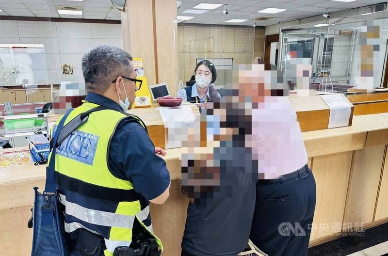 台中市王姓男子（粉色衣者）日前接到詐團偽裝成弟弟來電，對方稱兒子投資醫材盼借新台幣200萬元，王男到銀行要匯款時被察覺有異報案，警方到場協助聯繫上王男真正的弟弟，成功阻詐。（翻攝照片）中央社記者蘇木春傳真　115年4月1日