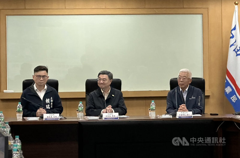 中東戰事衝擊石油供應鏈，導致塑膠包材缺貨、漲價。行政院長卓榮泰（中）1日到高雄視察中油林園石化廠，聽取中油針對平穩塑膠原料供應的相關應變作為。中央社記者林巧璉攝　115年4月1日