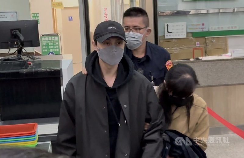 新北檢警持續偵辦閃兵案，1日第4波查緝行動共拘提9人到案，其中藝人「王子」邱勝翊（前左）複訊後以新台幣50萬元交保。據悉，王子在警詢中承認花費約33萬元偽造高血壓躲避兵役。中央社記者曹亞沿攝　115年4月1日