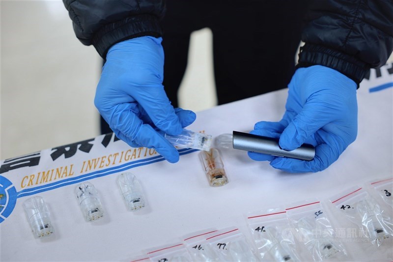 教育部1日在立法院表示，因依托咪酯（Etomidate）等新興毒品代謝速度快，光靠尿檢難以檢查出來，因此最快今年9月，會將「唾液快篩」引入校園。圖為刑事警察局展示第2級毒品依托咪酯製成的「喪屍煙彈」。（中央社檔案照片）