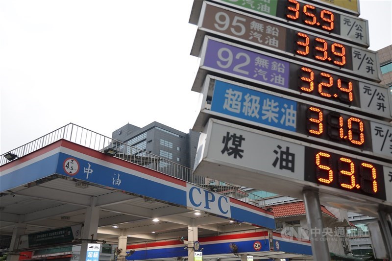 立委關切油價公式失真、有超收疑慮。中油表示，將委由智庫檢討，會綜合考量運費、油源占比等，希望半年內完成檢討修正。（中央社檔案照片）