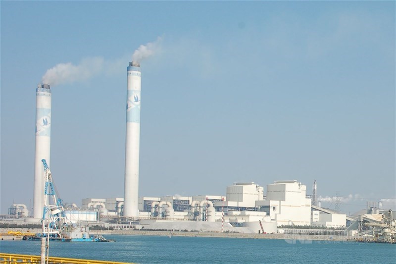 台塑表示，3月PE實際供應國內客戶不減反增；台塑化指出，中東情勢使原料短缺，僅1套乙烯廠運轉，雖然乙烯減產10%，但未減量供應下游3月需求量。圖為台塑六輕廠區。（中央社檔案照片）