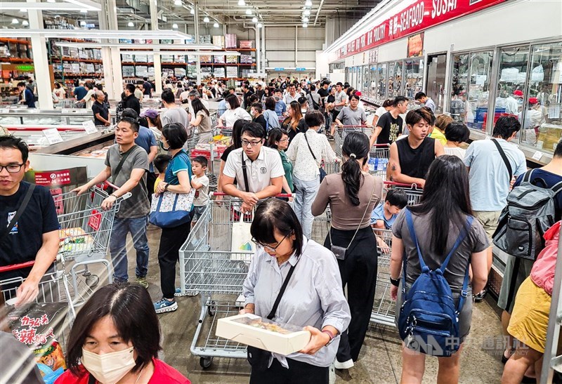 中東戰事造成全球石化原料供應鏈拉警報，好市多1日宣布針對保鮮袋、垃圾袋、保鮮膜等14項商品採取限購措施；至於限購何時結束，將會視銷售狀況與市場需求滾動式調整，目前供應正常。（中央社檔案照片）