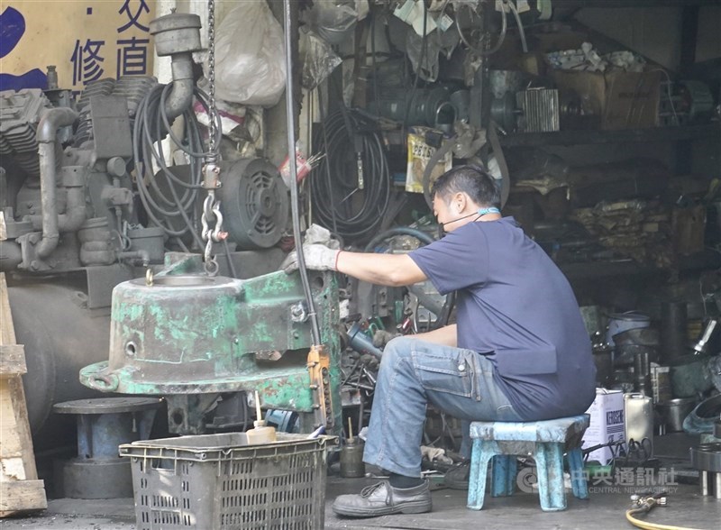 圖為高雄市鹽埕區馬達製造業者工作一景。（中央社檔案照片）