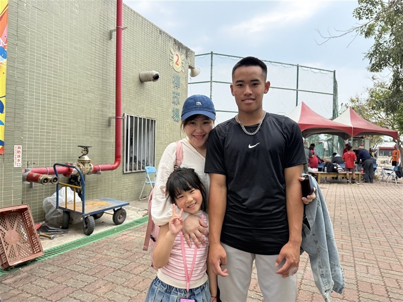 U18東岸聯盟棒球賽台東體中紅隊簡柏霖（右）後援2.1局無失分，助隊以4比3擊敗西苑高中。圖為簡柏霖的媽媽和妹妹到台東看簡柏霖出賽。中央社記者謝靜雯攝　115年4月1日