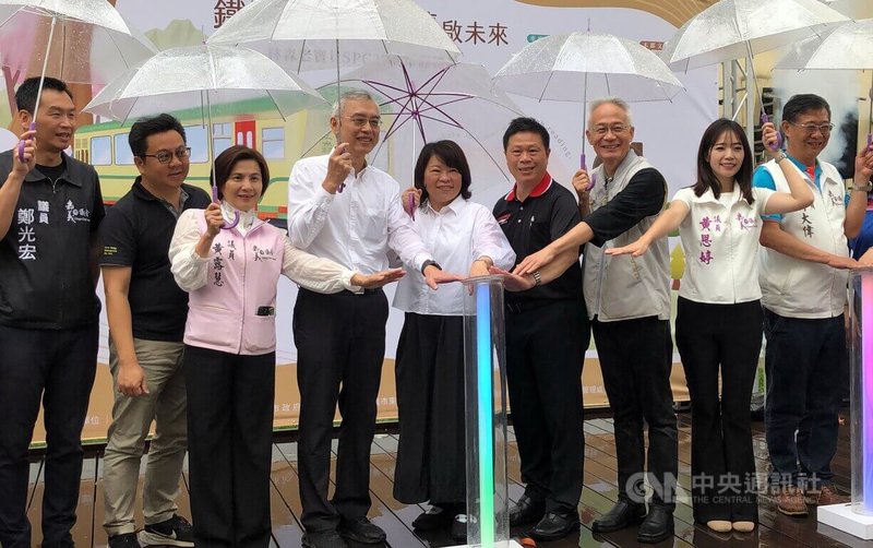 嘉義市林森國小1日舉辦阿里山客車廂SPC28「閱之森」啟用典禮，市長黃敏惠（右5）等人出席見證。中央社記者黃國芳攝　115年4月1日