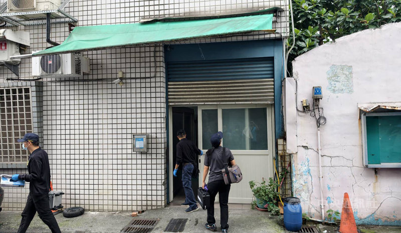 海巡署花蓮查緝隊、花蓮警方查緝人員1日上午前往國民黨籍花蓮縣議員吳建志位於吉安鄉的家族住宅展開搜索，當場在3樓吳姓二哥房內搜出毒品「依托咪酯」及點煙器等，隨即將人帶回偵辦。中央社記者張祈攝　115年4月1日