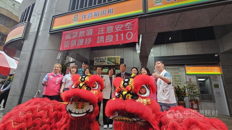 新北市板橋區農會在時隔31年後才再新增溪頭辦事處，吸引地方矚目，民進黨新北市長參選人蘇巧慧（右5）等民代及地方人士1日都到場致賀。中央社記者王鴻國攝　115年4月1日