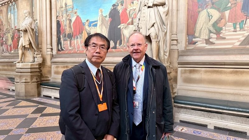 台南市長黃偉哲（左）日前訪問英國，會晤英國國會議員李納德（Lord Rennard）（右）並參訪當地國會。黃偉哲除感謝李納德長期挺台，也邀請他訪問台南。（台南市政府提供）中央社記者張榮祥台南傳真　115年4月1日