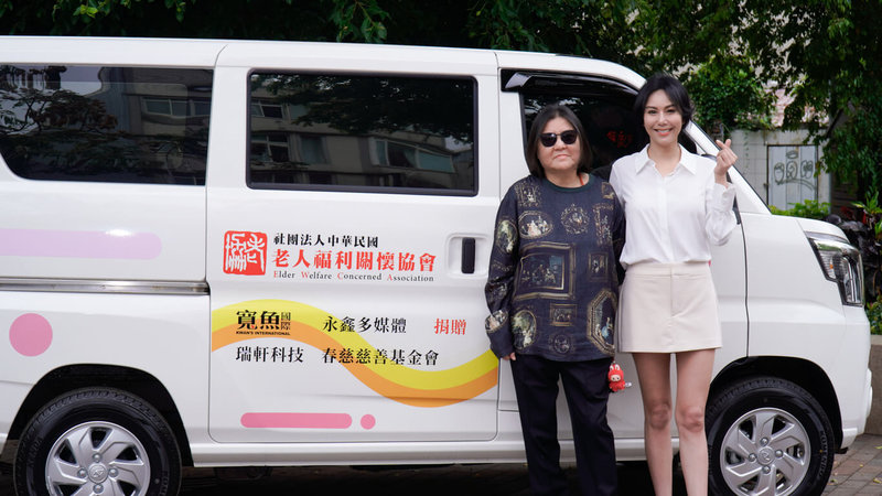 寬魚國際行銷長「寬姐」邱瓈寬（左）跟藝人洪曉蕾（右）1日在台北出席公益車捐贈活動，並分享對做公益的想法理念。（寬魚提供）中央社記者王心妤傳真 115年4月1日