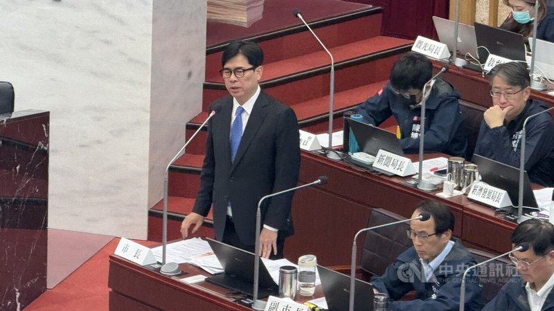 面對議員質詢時指新制「敬老卡」權益縮水，高雄市長陳其邁（前左）1日在高雄市議會答詢表示，會研議克服技術問題，評估技術、財力等情況，盡力給予長者更多便利。中央社記者蔡孟妤攝　115年4月1日