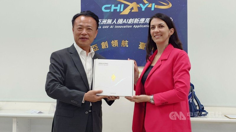 捷克前眾議院議長艾達莫娃（Markéta Pekarová Adamová）（右）1日參訪亞洲無人機AI創新應用研發中心，嘉義縣長翁章梁（左）致贈阿里山高山咖啡，歡迎來訪。中央社記者蔡智明攝　115年4月1日