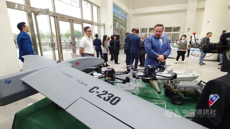 捷克廠商1日參訪亞洲無人機AI創新應用研發中心，瞭解台灣無人機發展現況，尋求合作機會。中央社記者蔡智明攝　115年4月1日