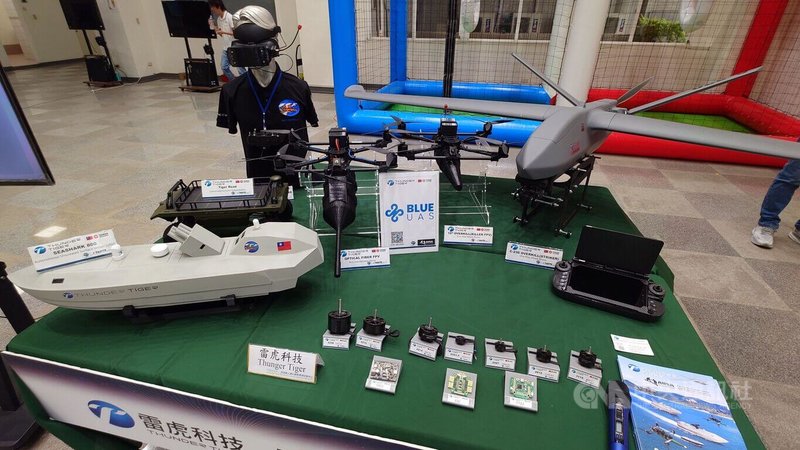捷克廠商1日參訪亞洲無人機AI創新應用研發中心，尋求合作機會。雷虎科技展示各式軍用無人機、無人艇及無人運輸載具模型。中央社記者蔡智明攝　115年4月1日