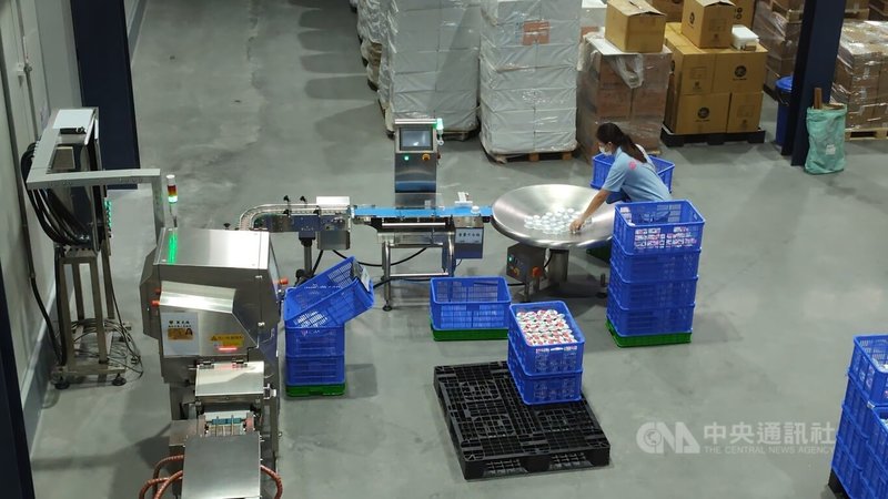 貓食品牌「愛貓一生」於屏東農業科技園區打造觀光工廠，設置觀光廊道呈現貓糧製程。中央社記者何秀玲攝　115年4月1日