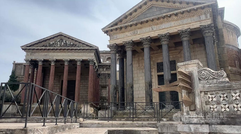 位在羅馬的義大利知名製片基地「電影城」（Cinecittà）內，有適合拍攝古羅馬歷史劇的大型佈景，包括神廟、石頭街道。中央社記者黃雅詩羅馬攝 115年4月1日