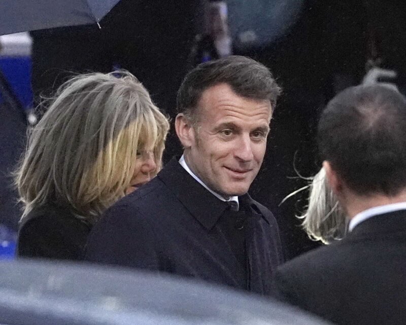 法國總統馬克宏（中）31日抵達日本訪問。（共同社）