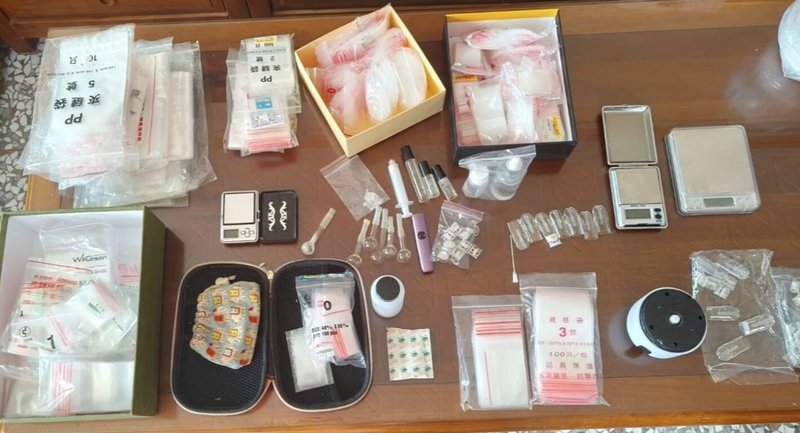 姜姓販毒者等人涉嫌從台灣本島運毒至馬祖，連江地檢署攜手警方跨台馬兩地查緝，查獲海洛因、安非他命等毒品及吸食工具，也拘提4名犯嫌到案，聲押獲准。（連江地方檢察署提供）中央社記者潘欣彤傳真　115年4月1日