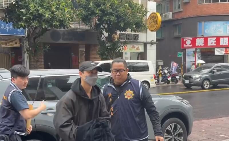 藝人「王子」邱勝翊（中）等9人1日上午因涉閃兵案遭警方拘提到案。（翻攝畫面）